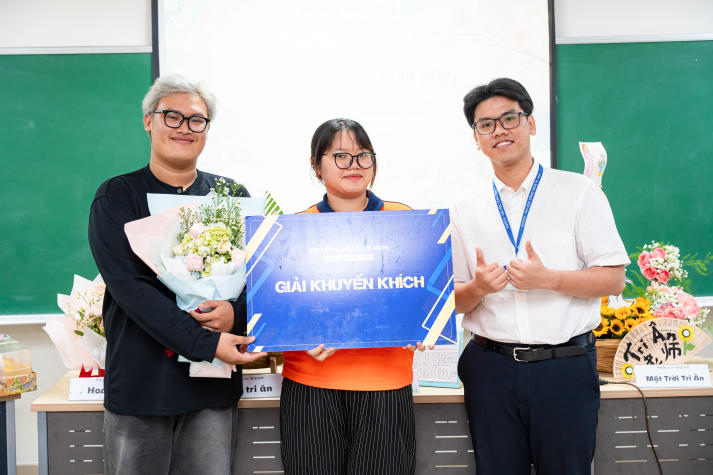 [Ảnh] Tri ân người lái đò: Hoa thay lời cảm mến của sinh viên Trung Quốc học trong ngày Nhà giáo Việt Nam 105