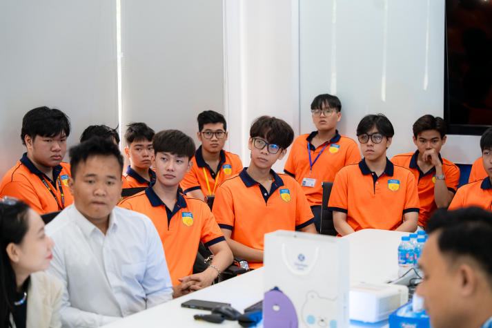 Sinh viên Khoa Luật định hình tương lai nghề nghiệp qua chuyến tham quan Shinhan Bank 30