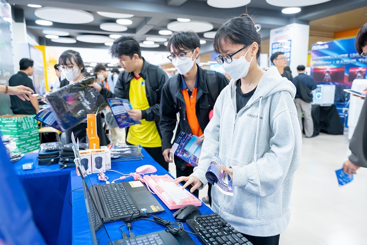 HUTECH Information Technology students at Intel Campus Tour 2023 21