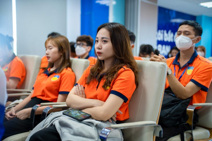 Sinh viên Khoa Luật tham quan thực tế tại Ngân hàng Bản Việt 21