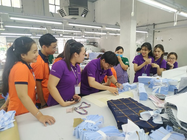 Sinh viên HUTECH tìm hiểu về quy trình sản xuất hàng may mặc tại Công ty CP Bình Phú 57
