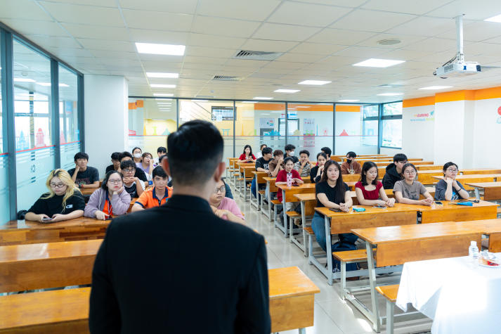 Sinh viên Ngôn ngữ Anh HUTECH “chạm” vào thế giới Hospitality cùng đàn anh trong nghề 35