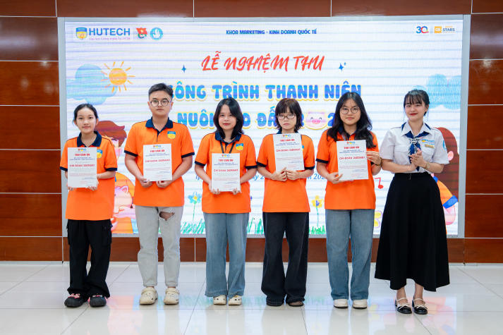 “Khui heo xinh” cùng Khoa Marketing - Kinh doanh quốc tế, thu hơn 21 triệu đồng cho hoạt động cộng đồng 68