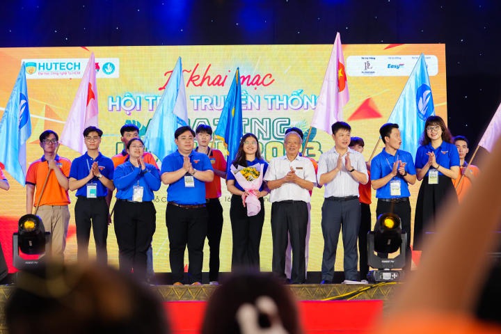 Hội trại AMAZING HUTECH 2023 chính thức khai mạc, sinh viên bật mood “chơi hết sức, quẩy hết mình” 155