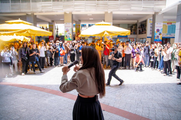 Ca sĩ Hà Nhi khuấy đảo sân trường HUTECH qua buổi chào đón thành viên mới của CLB Keiko 61