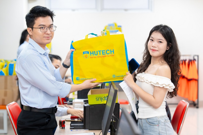 [Video] Không khí đông đúc, rộn ràng trong mùa nhập học tại HUTECH 27