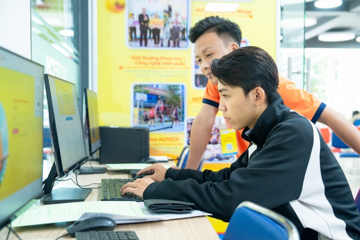 [Video] Đông đảo thí sinh, phụ huynh đến HUTECH nhập học từ tờ mờ sáng ngày đầu tiên 75