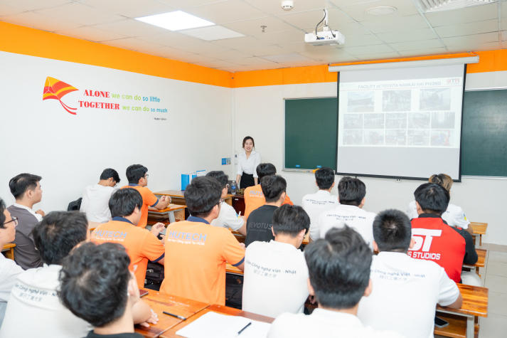 Sinh viên Công nghệ kỹ thuật ô tô VJIT tìm hiểu cơ hội nghề nghiệp tại Nhật Bản cùng Toyota Nankai’S 41