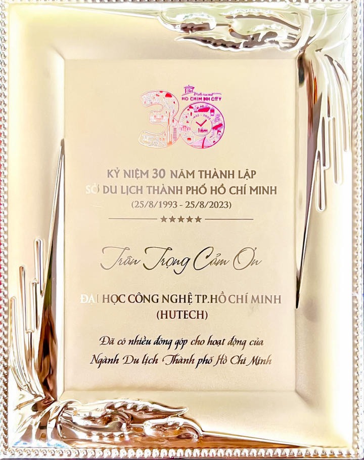 Khoa Quản trị Du lịch - Nhà hàng - Khách sạn vinh dự nhận kỷ niệm chương tại Lễ kỷ niệm 30 năm thành lập Sở Du lịch TP.HCM 29