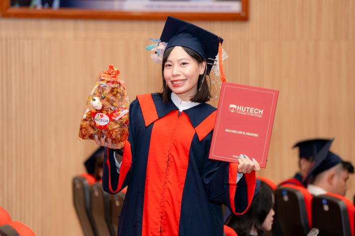 Ngày tốt nghiệp: Tân khoa HUTECH vững vàng bước vào “đại lộ thành công” 99