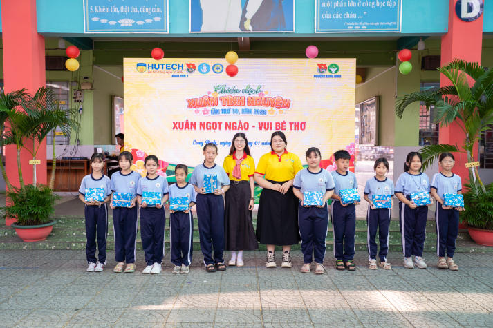 Hơn 200 em nhỏ đón mùa xuân yêu thương từ chương trình Xuân tình nguyện của sinh viên Khoa Thú y 34