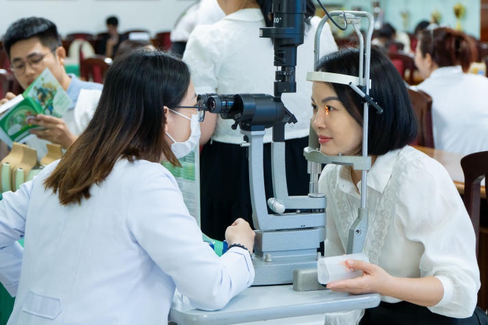 Sinh viên Khoa Dược tìm hiểu về bệnh lý "viêm kết mạc" và được khám, tầm soát các bệnh về mắt miễn phí 79