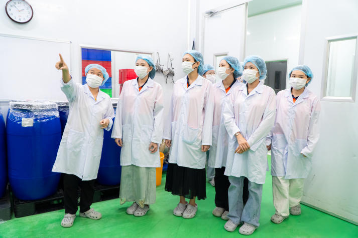 Sinh viên Công nghệ thẩm mỹ khám phá hậu trường ngành làm đẹp tại Nhà máy mỹ phẩm Labcos 53