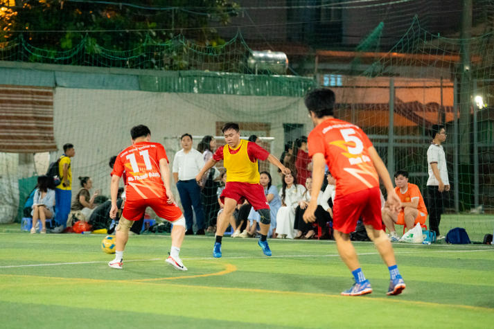 [Hội thao CB-GV-NV HUTECH 2025] Nảy lửa vòng Tứ kết bóng đá nam, 04 cái tên xuất sắc lộ diện vào Bán kết 109