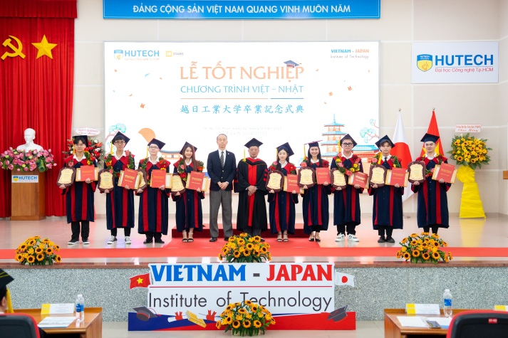 [Video] Tân Cử nhân, Kỹ sư Viện Công nghệ Việt - Nhật HUTECH tốt nghiệp trong niềm hân hoan và xúc động 121