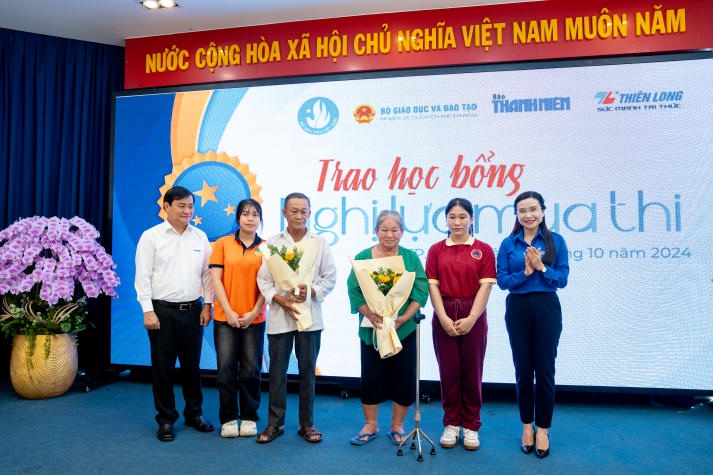 Tân sinh viên HUTECH có hoàn cảnh khó khăn nhận học bổng hơn 1 tỷ đồng từ HUTECH và bạn đọc Báo Thanh Niên 23