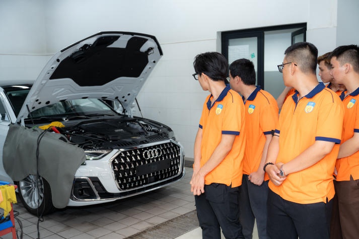 Kỹ sư ô tô tương lai HUTECH “đột nhập” showroom Audi lớn nhất Việt Nam 83