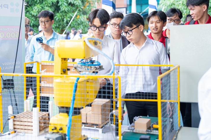 [Video] Kỹ thuật đỉnh cao - Ý tưởng táo bạo: Loạt sản phẩm của sinh viên HUTECH gây sốt 90