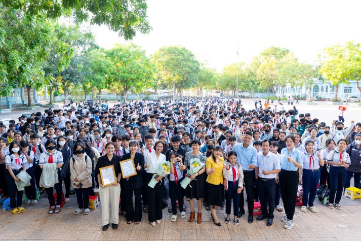 Sinh viên ngành Tâm lý học HUTECH về Cần Thơ trò chuyện cùng teen Trường THCS Thới Long 108