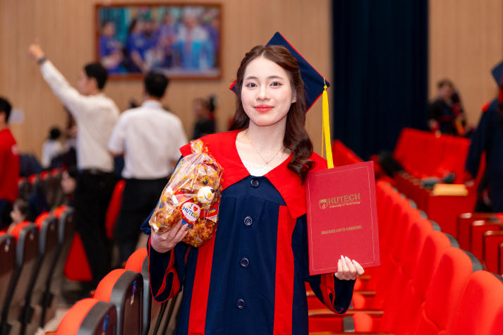 Khép lại hành trình giảng đường, mở ra hành trình trách nhiệm: HUTECH trao bằng tốt nghiệp cho các tân khoa 101