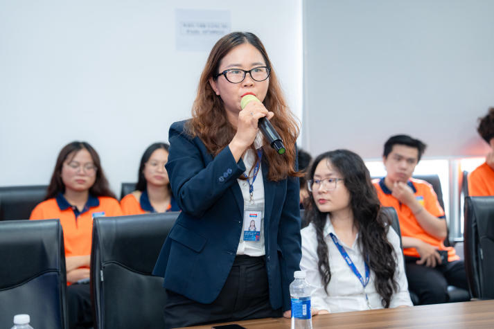 Bước vào “hậu trường” ngân hàng: Sinh viên Khoa Tài chính - Thương mại học nghề tại VRB 35