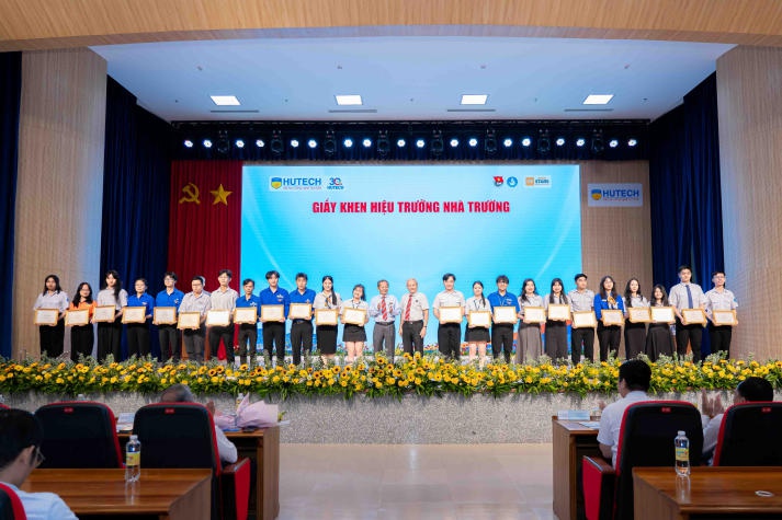 HUTECH vinh danh những "ngôi sao" trong công tác Đoàn - Hội và phong trào thanh niên năm học 2023-2024 53