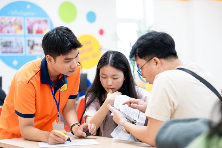 HUTECH rộn ràng đón thí sinh, phụ huynh đến tìm hiểu quy trình nhập học ngay sau khi công bố điểm chuẩn 34