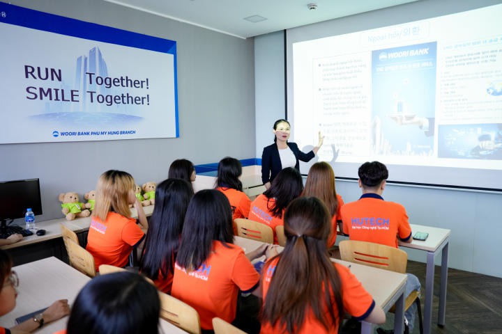 Sinh viên Khoa Hàn Quốc học tham quan thực tế tại Ngân hàng Woori 28