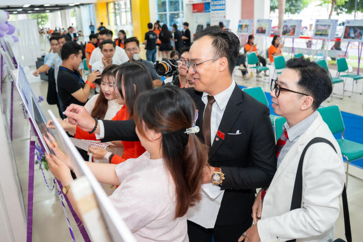 Sinh viên Khoa Quản trị kinh doanh giành giải Quán quân HUTECH Photo Contest “Beloved Teacher 2025” 64