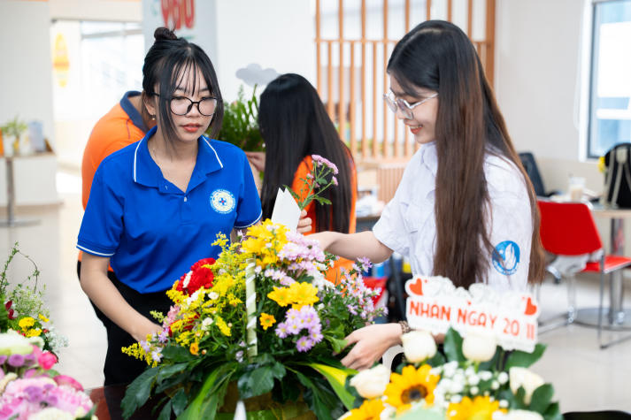 [Ảnh] Khoảnh khắc đẹp tại cuộc thi cắm hoa 20/11: Sinh viên HUTECH gửi trọn yêu thương đến các nhà giáo 28