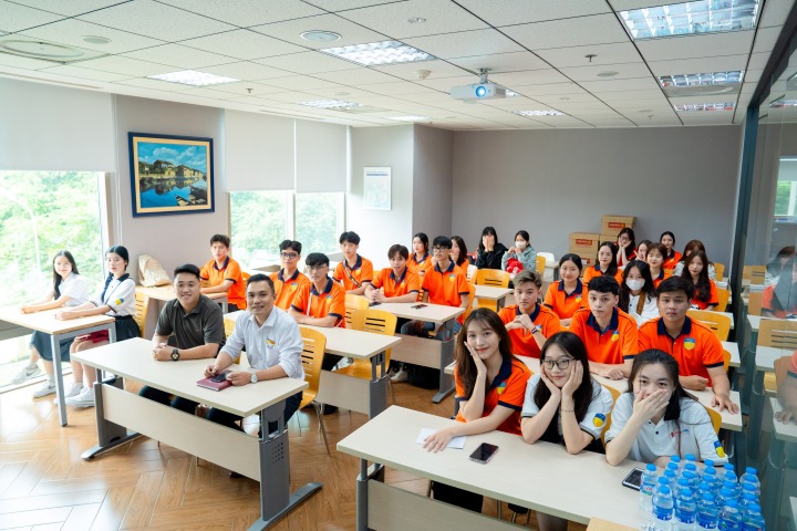 Tân sinh viên ngành Tài chính - Ngân hàng VKIT tham quan Ngân hàng Woori Bank 11