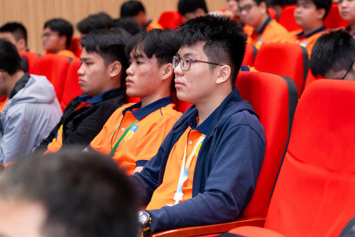 Tân sinh viên Trường Kỹ thuật HUTECH khởi động hành trình kỹ sư tương lai 50