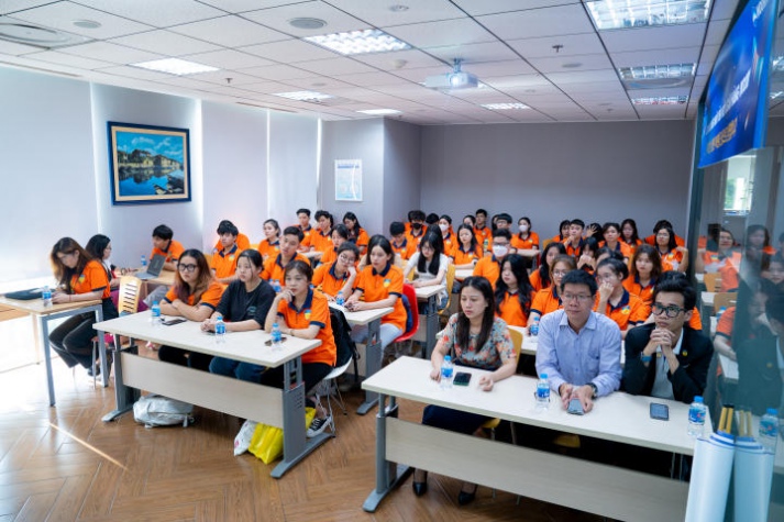 Sinh viên Khoa Tài chính - Thương mại tham quan thực tế tại Ngân hàng Woori Việt Nam 9