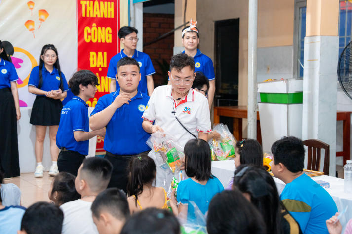 Sinh viên Khoa Thú y và hành trình thắp sáng “Vầng trăng tuổi thơ” 2025 91