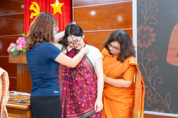 HUTECH faculty and staff explore Bhagavad Gita leadership philosophy and traditional Indian culture 98