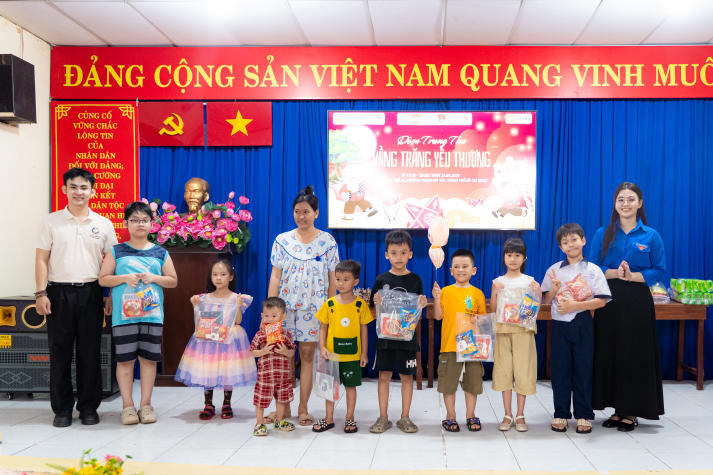 Thắp đèn Trung thu, trao yêu thương đến thiếu nhi Thạnh Mỹ Tây cùng sinh viên Khoa Nhật Bản học 90