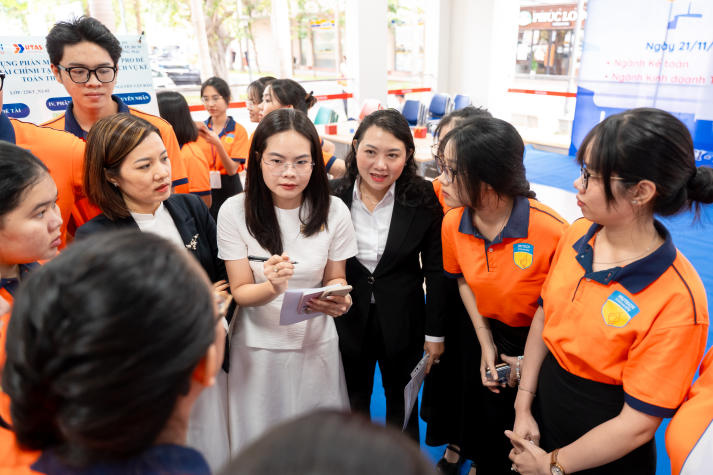 Triển lãm poster dự án doanh nghiệp - dấu mốc trưởng thành của sinh viên Khoa Tài chính - Thương mại HUTECH 87