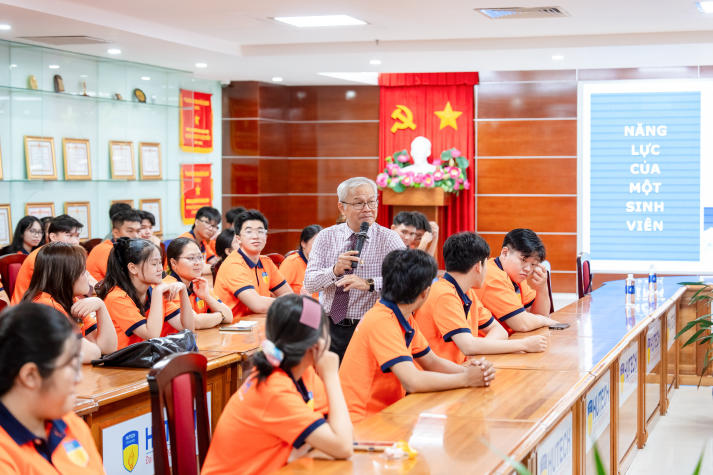 Newbies HUTECH được tiếp lửa tự tin bước vào giảng đường 59