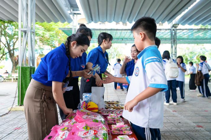 Kết nối yêu thương, HUTECH lan tỏa giá trị đến cộng đồng Bình Khánh 84