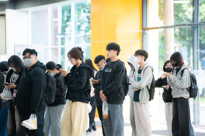 [Video] Ngày đầu năm học 2025-2026 tại HUTECH: Hào hứng, rộn ràng và đầy kỳ vọng 55