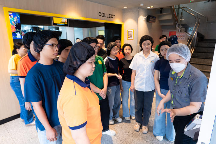 Sinh viên ngành Công nghệ thực phẩm khám phá quy trình vận hành tại McDonald’s Bến Thành 20