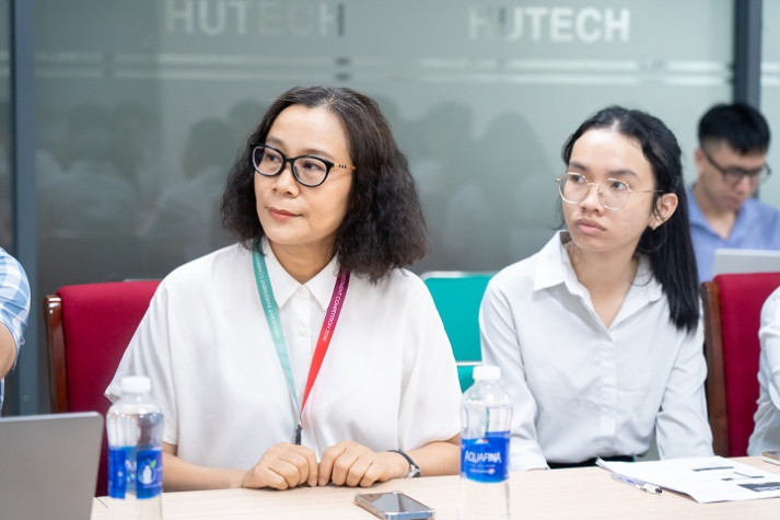 Business Administration students approach global economic policy with expert from Marquette University 42