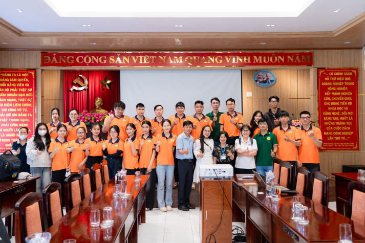 Sinh viên Viện Khoa học Ứng dụng tiếp cận công nghệ IoT trong nuôi trồng nấm và rau sạch 20