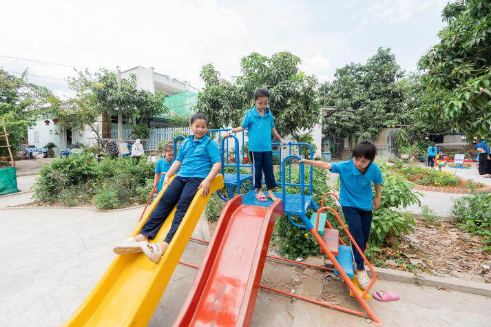 Sinh viên Khoa Marketing - Kinh doanh quốc tế góp sức “thay áo mới” cho khu vực ô nhiễm, tạo sân chơi an toàn cho trẻ em 102