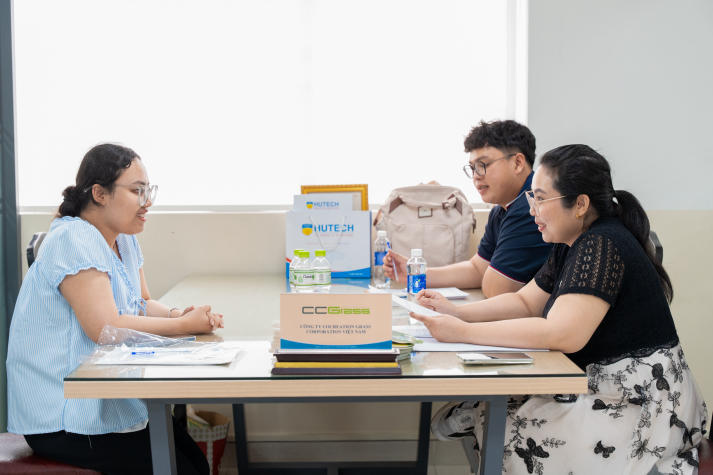 Sinh viên Khoa Trung Quốc học tham gia phỏng vấn trực tiếp cùng nhà tuyển dụng 90