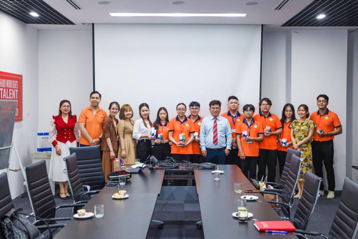 Nhiều kiến thức hữu ích cho sinh viên tại buổi tham quan Guardian 61