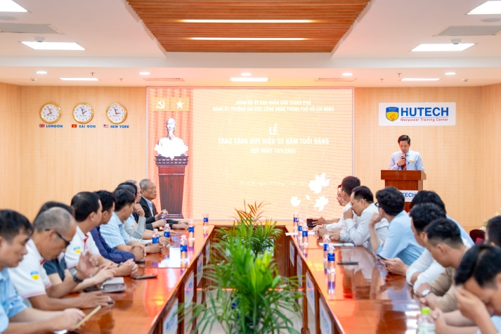 HUTECH trao tặng Huy hiệu 55 năm tuổi Đảng cho TS. Hồ Ngọc Bá 9