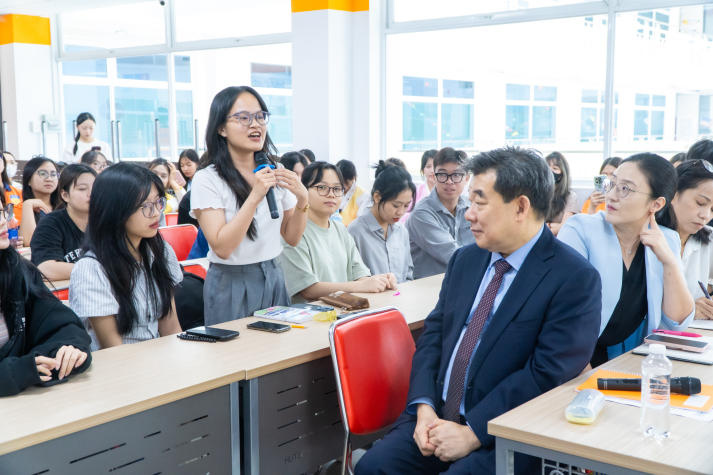 Gặp gỡ Tổng lãnh sự Hàn Quốc, sinh viên Khoa Hàn Quốc học được tiếp thêm động lực học tập 71