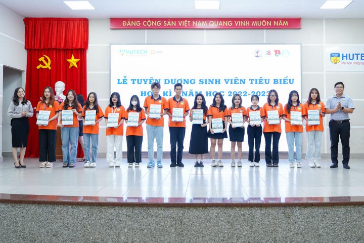 Gần 200 sinh viên Khoa Trung Quốc học được khen thưởng “Sinh viên tiêu biểu trong học kỳ I Năm học 2022 - 2023” 76