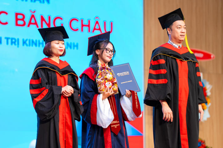 383 tân Cử nhân HUTECH chính thức tốt nghiệp, sẵn sàng chinh phục chặng đường mới 83